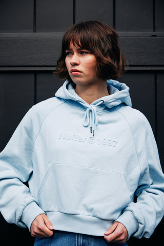 AVERY CROP HOOD/COPYWRITE Y2K BLUE